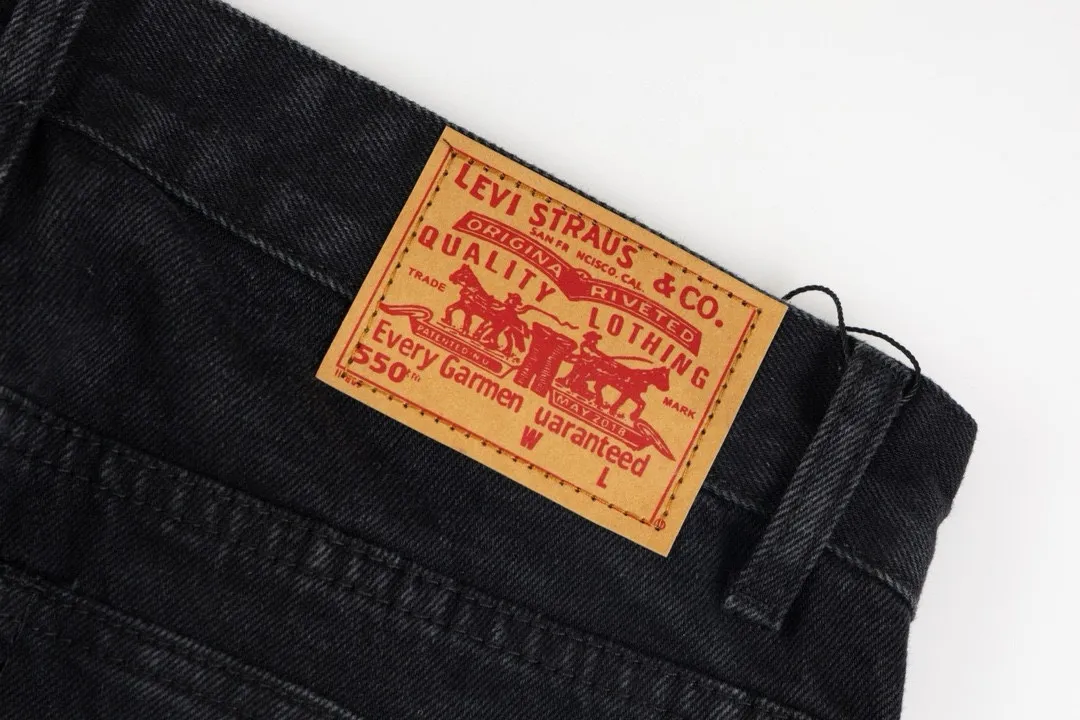 P220 Chrome Hearts Chengdu Limited New City Limited Jeans Chrome Hearts City Limited Jeans Hardware Customization Original Development Vintage Levis American 501 Black Gray Base Version Levis American 501 Base Version Imported Sheepskin 925 Silver Remake [Top heavy industry fashion design] Consistently high-street luxury style. Speaking of this style, the Zangyin family and GU family are definitely the leading representative brands. Especially the Zangyin family has really achieved a state-of-the-art effect in creating high-street style. The unique washed material is used to create this style. The color system is already quite eye-catching. After it is decorated with patchwork cross flowers, it cleverly highlights the charm of the brand. Secondly, this style uses classic The high-waist cutting design highlights the long legs and fashionable temperament of the upper body. The brand is highly recognizable and the slim fit configuration is more suitable for daily wear. It is a product that interprets personality, fashion, and specifications at a glance. This single product is enough to make any fan excited. It can be a white T-shirt for a youthful college style, or a tight suspender for a royal style. It has strong matching ability and can be easily controlled by men.  [Materials and craftsmanship] Needless to say, this point goes without saying. As an excellent craftsman brand, Zangyin’s requirements for details and craftsmanship are really perfect. The washed color of this model has gone through so many processes, not to mention the embellishment of denim appliques. It is also purely hand-made and sewn. Just like what they believe in, only hand-made things have soul and have the meaning of wear. A top-notch heavy-duty fashionable denim item, I look forward to your perfect interpretation! ! Color: black and blue size: 28 30 32 34 36